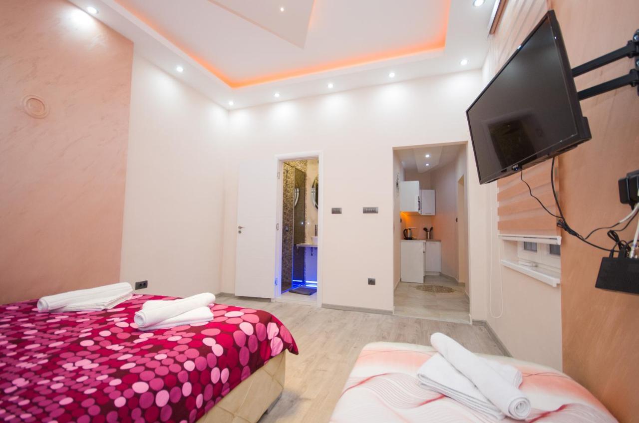 Lupino Apartment *